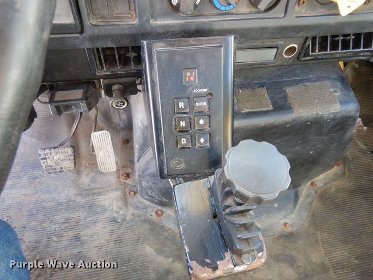 image for item KU9823 2001 International 4900  bucket truck