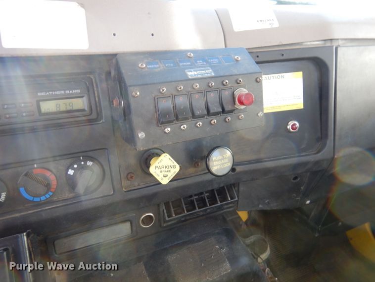 image for item KU9823 2001 International 4900  bucket truck