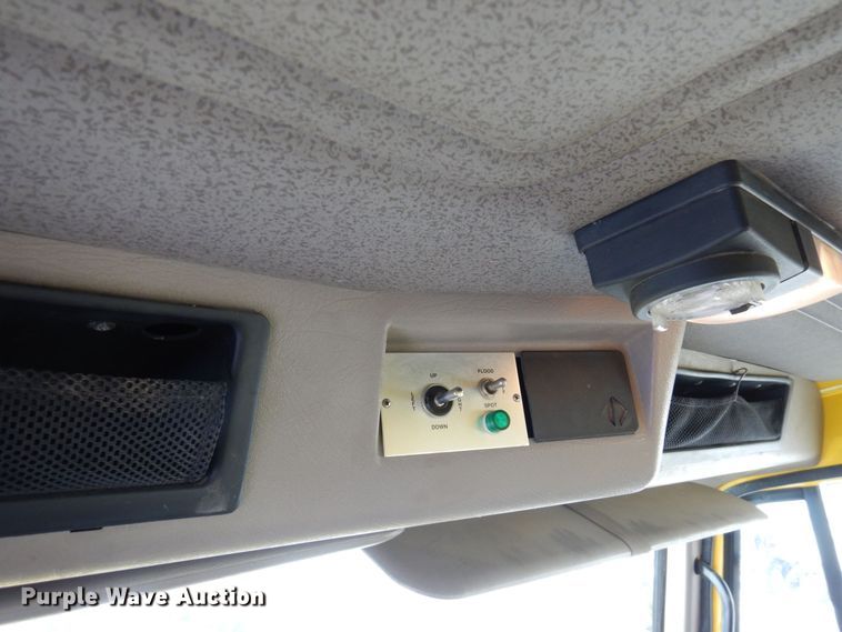 image for item KU9823 2001 International 4900  bucket truck