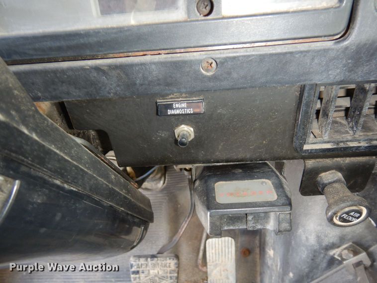 image for item KU9823 2001 International 4900  bucket truck