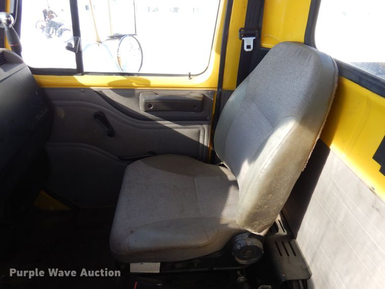 image for item KU9823 2001 International 4900  bucket truck