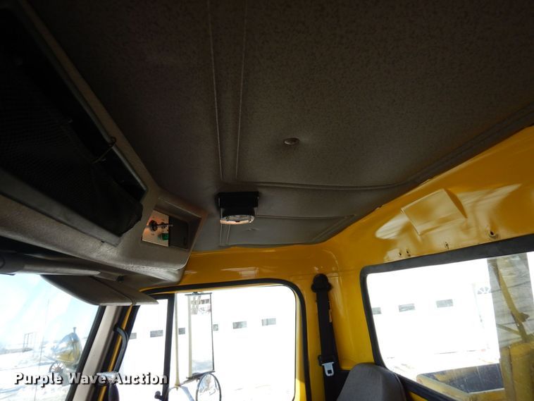 image for item KU9823 2001 International 4900  bucket truck