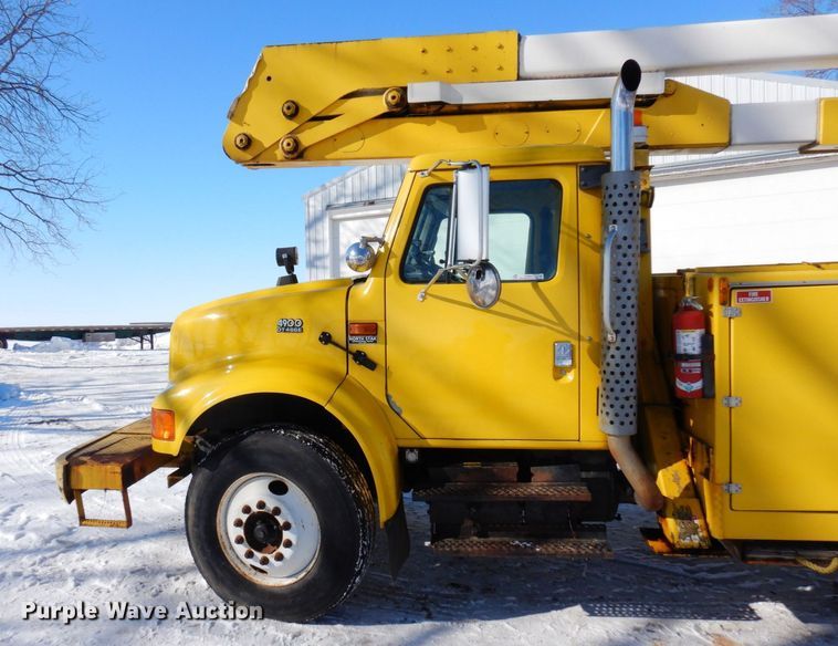image for item KU9823 2001 International 4900  bucket truck