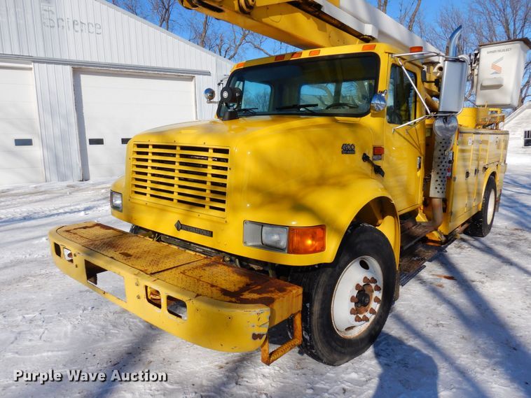 image for item KU9823 2001 International 4900  bucket truck