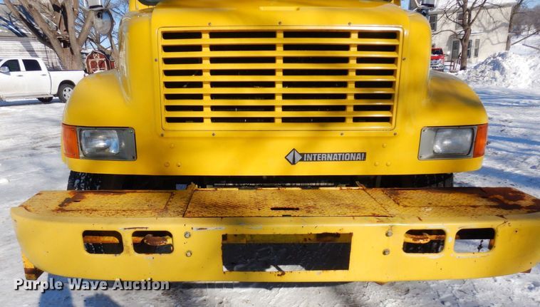 image for item KU9823 2001 International 4900  bucket truck