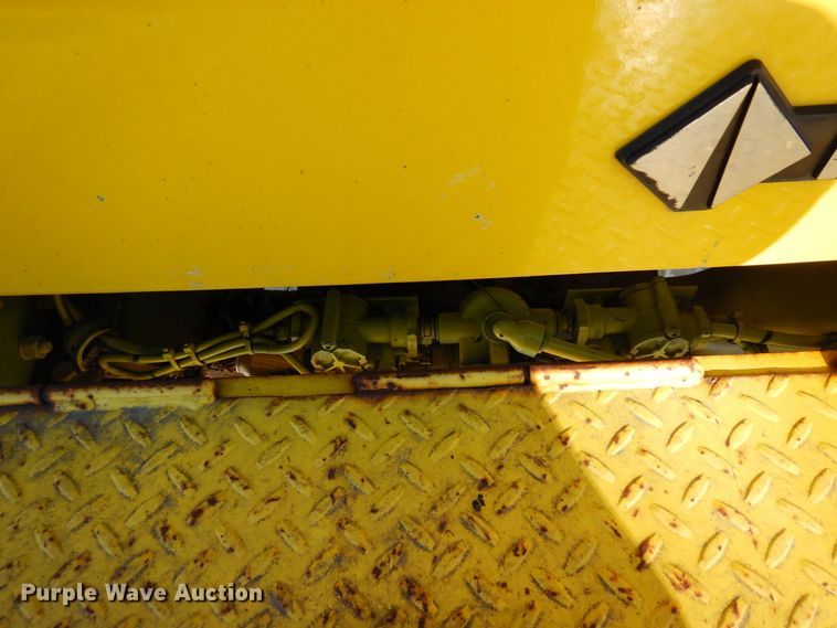 image for item KU9823 2001 International 4900  bucket truck