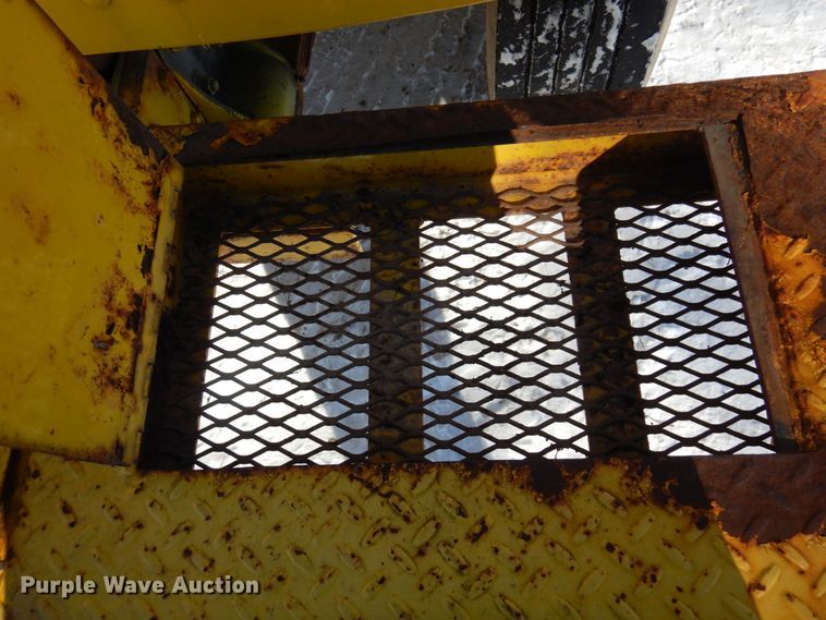 image for item KU9823 2001 International 4900  bucket truck