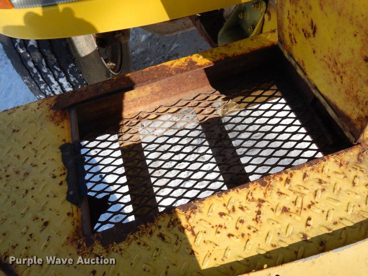 image for item KU9823 2001 International 4900  bucket truck