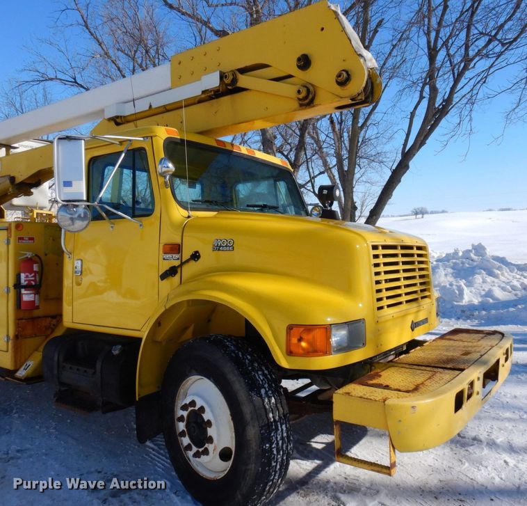 image for item KU9823 2001 International 4900  bucket truck