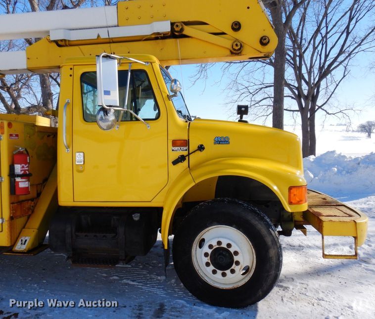 image for item KU9823 2001 International 4900  bucket truck
