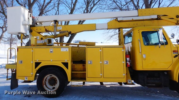 image for item KU9823 2001 International 4900  bucket truck