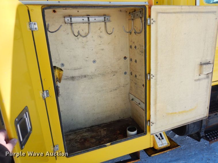 image for item KU9823 2001 International 4900  bucket truck