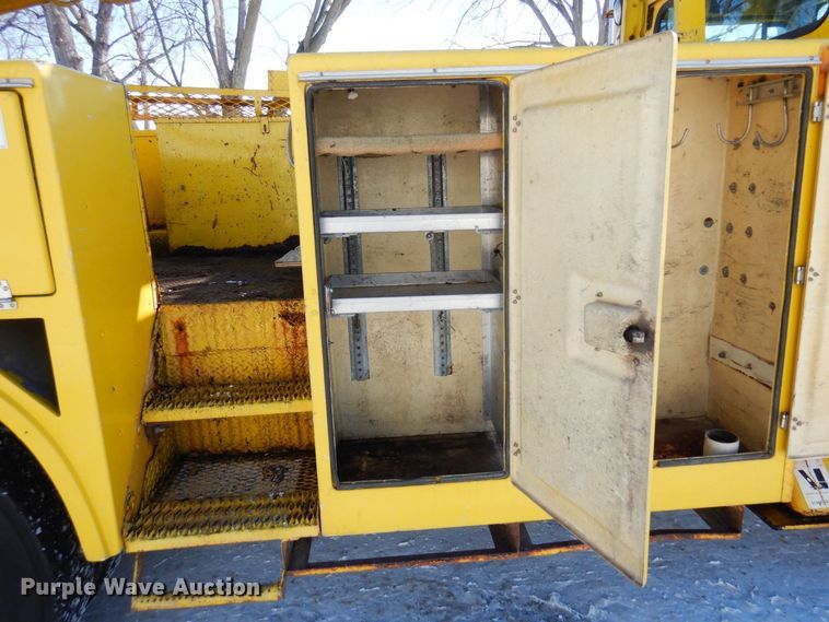 image for item KU9823 2001 International 4900  bucket truck