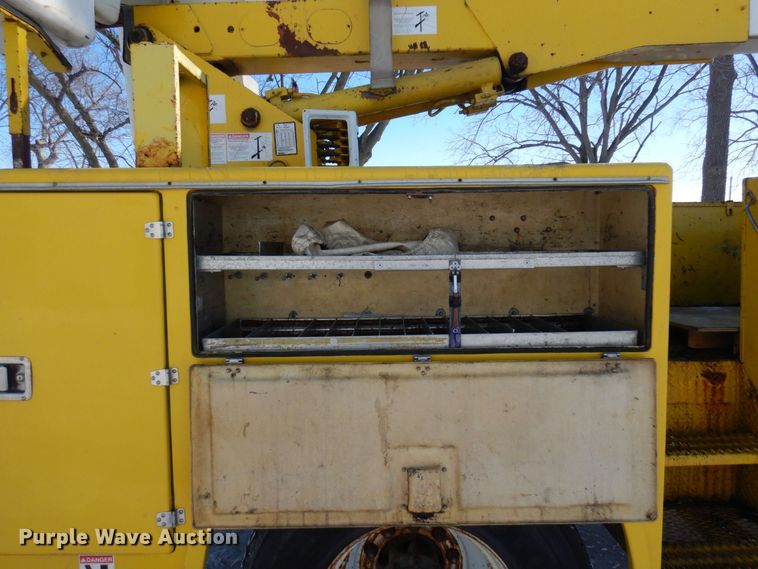 image for item KU9823 2001 International 4900  bucket truck