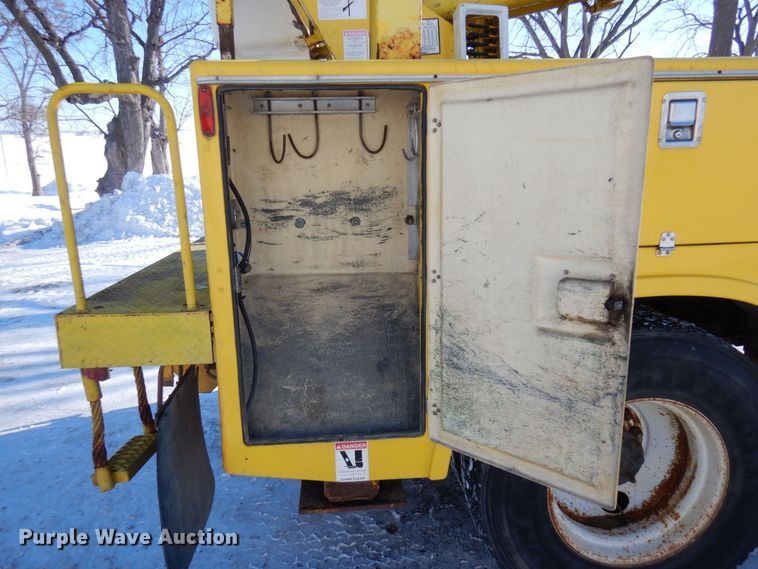 image for item KU9823 2001 International 4900  bucket truck