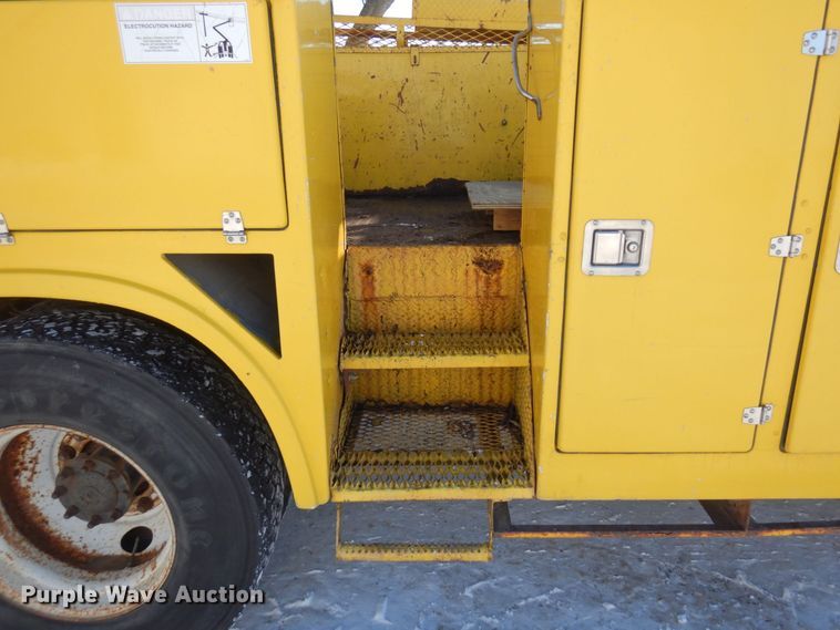 image for item KU9823 2001 International 4900  bucket truck