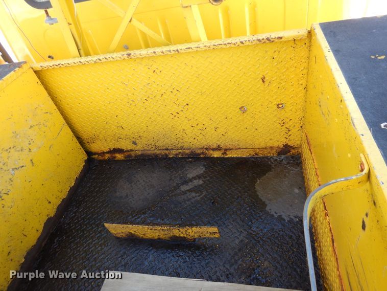 image for item KU9823 2001 International 4900  bucket truck