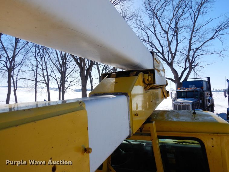 image for item KU9823 2001 International 4900  bucket truck