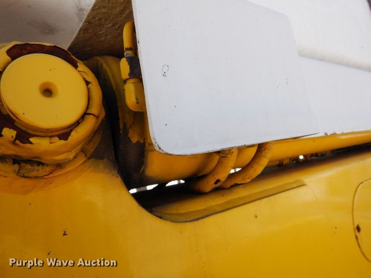 image for item KU9823 2001 International 4900  bucket truck