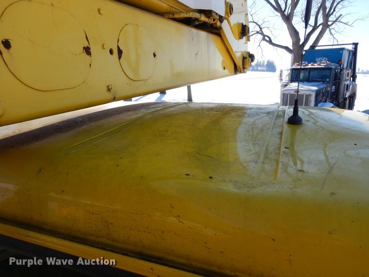 image for item KU9823 2001 International 4900  bucket truck