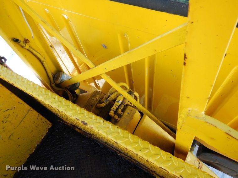 image for item KU9823 2001 International 4900  bucket truck