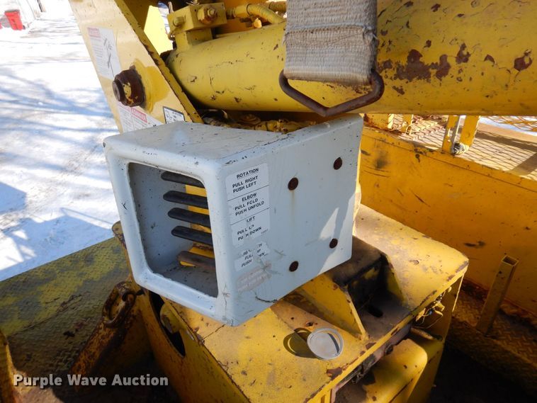 image for item KU9823 2001 International 4900  bucket truck