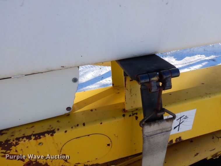 image for item KU9823 2001 International 4900  bucket truck