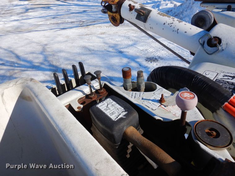 image for item KU9823 2001 International 4900  bucket truck