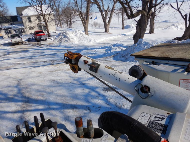 image for item KU9823 2001 International 4900  bucket truck