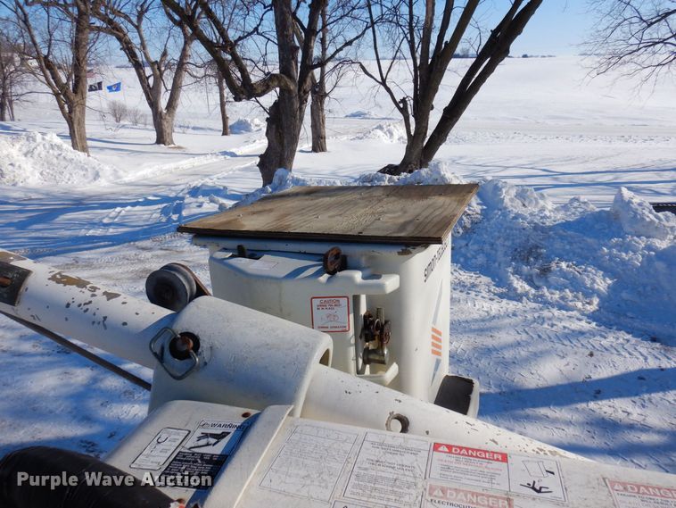 image for item KU9823 2001 International 4900  bucket truck