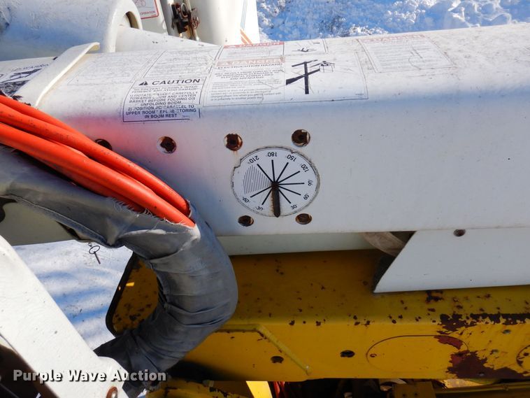 image for item KU9823 2001 International 4900  bucket truck