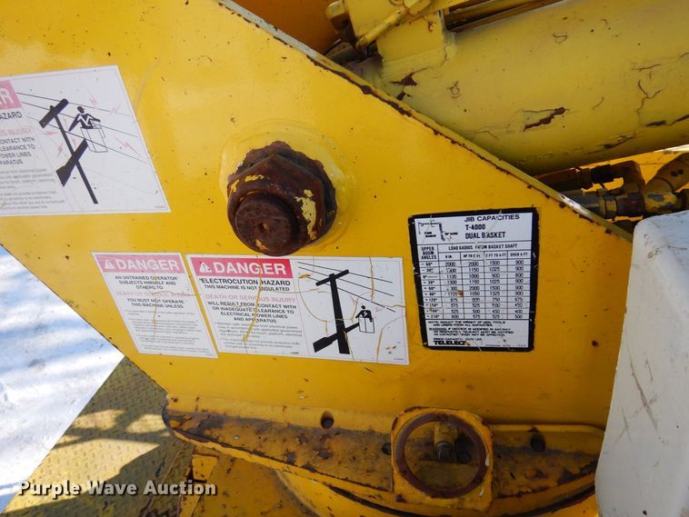 image for item KU9823 2001 International 4900  bucket truck