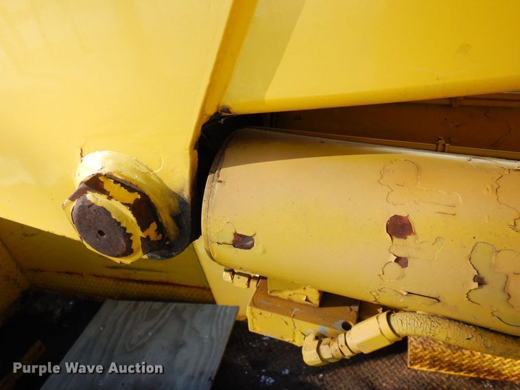 image for item KU9823 2001 International 4900  bucket truck