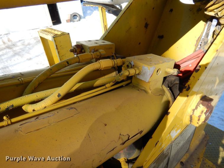 image for item KU9823 2001 International 4900  bucket truck