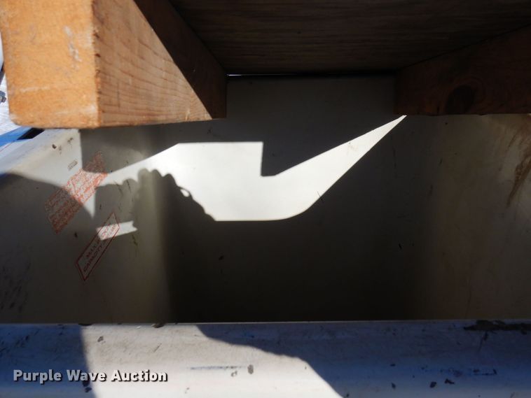 image for item KU9823 2001 International 4900  bucket truck