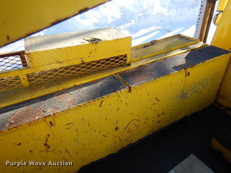 image for item KU9823 2001 International 4900  bucket truck