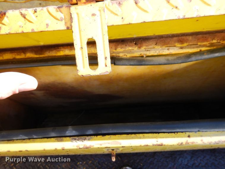 image for item KU9823 2001 International 4900  bucket truck