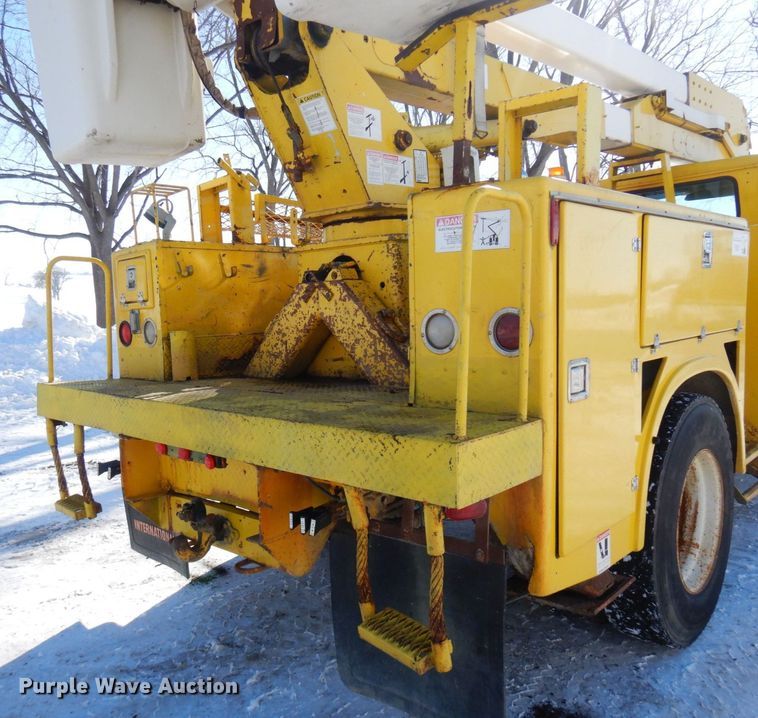 image for item KU9823 2001 International 4900  bucket truck