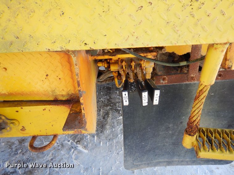 image for item KU9823 2001 International 4900  bucket truck