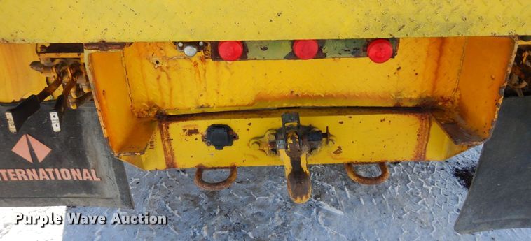 image for item KU9823 2001 International 4900  bucket truck