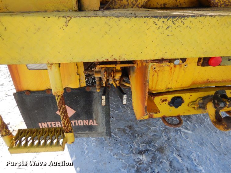 image for item KU9823 2001 International 4900  bucket truck