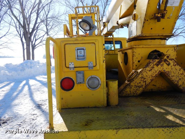 image for item KU9823 2001 International 4900  bucket truck