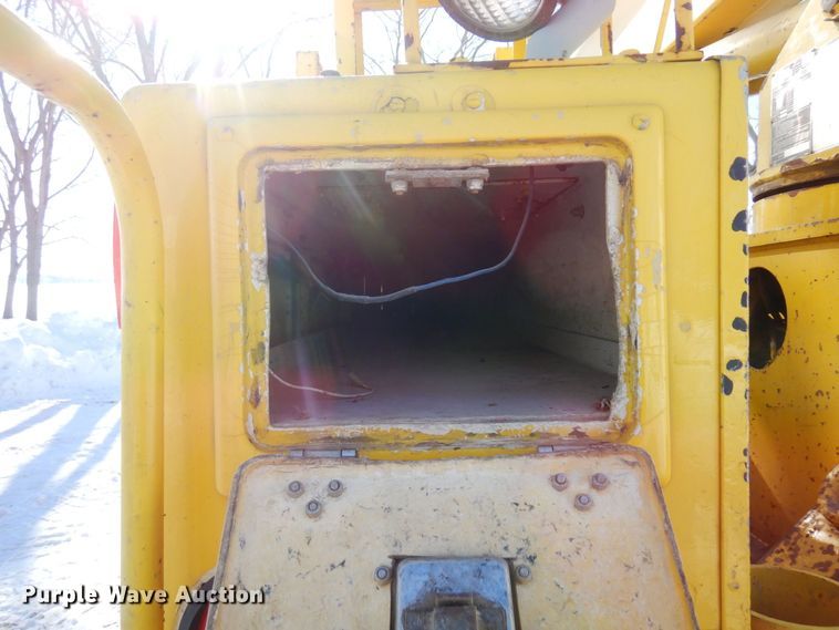 image for item KU9823 2001 International 4900  bucket truck