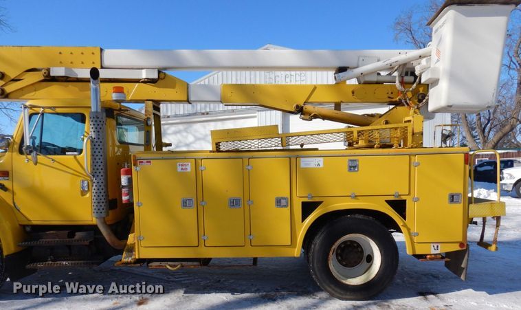 image for item KU9823 2001 International 4900  bucket truck