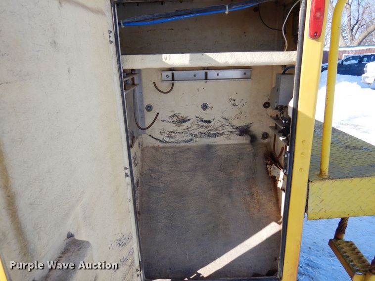 image for item KU9823 2001 International 4900  bucket truck