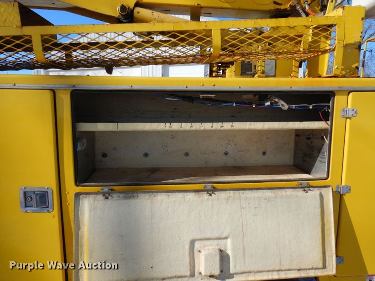 image for item KU9823 2001 International 4900  bucket truck