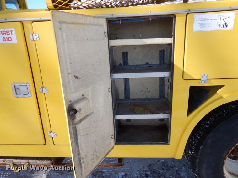 image for item KU9823 2001 International 4900  bucket truck