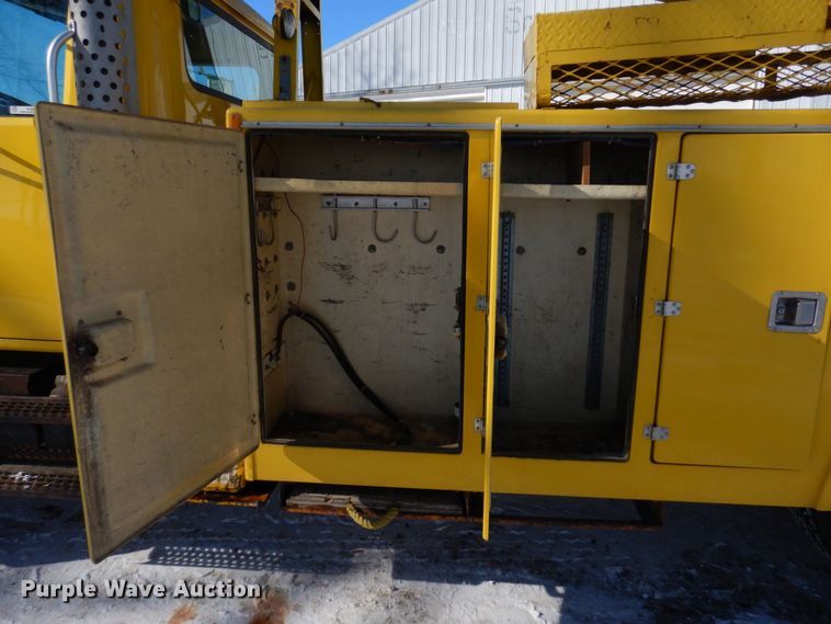 image for item KU9823 2001 International 4900  bucket truck