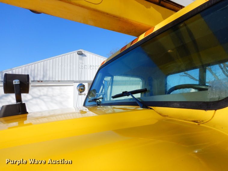 image for item KU9823 2001 International 4900  bucket truck