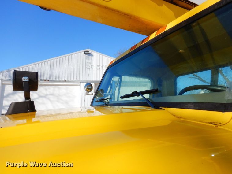 image for item KU9823 2001 International 4900  bucket truck